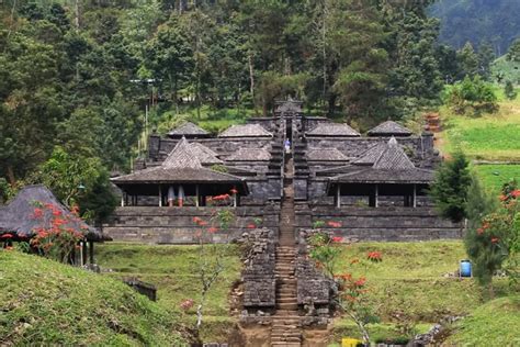 Berada Di Lereng Gunung Lawu Bangunan Tua Ini Diduga Kuat Peninggalan