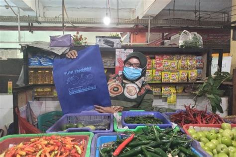 foto cerita pedagang sayur pasar kramat jati omzet naik  persen