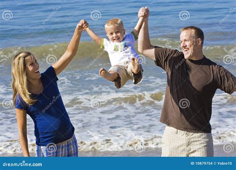 Amusement De Famille Sur La Plage Au Soleil Photo Stock Image Du