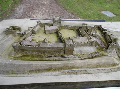 Helmsley Castle | Chateau medieval, Château, Médiéval