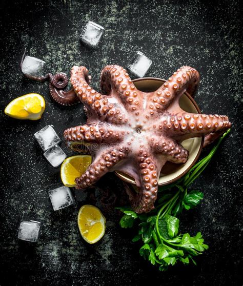 Pulpo Fresco En Un Tablero De Piedra Foto De Archivo Imagen De Fresco