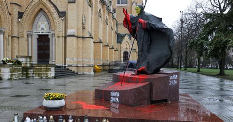 Ile Os B Zniewa Y O Pomnik Jana Paw A Ii W Odzi Trwaj Poszukiwania