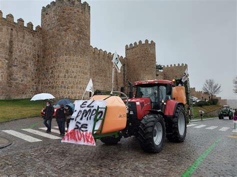 Uccl Protesta Con Una Tractorada Por El Incremento De Los Costes De