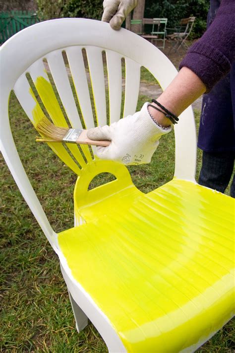 L Astuce Pour Que Vos Chaises En Plastique Retrouvent Leur Blancheur