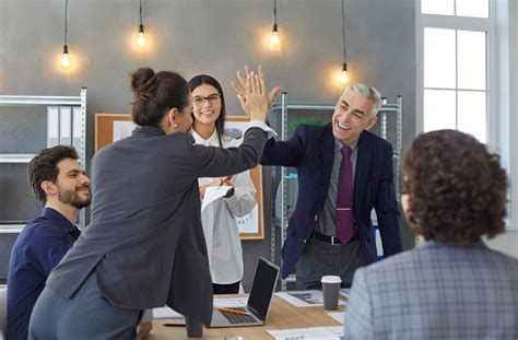 Teams Von Glücklichen Geschäftspartnern Die Einen Deal Abschließen Und