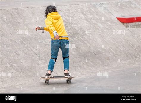 Girl skateboarder doing tricks hi-res stock photography and images - Alamy