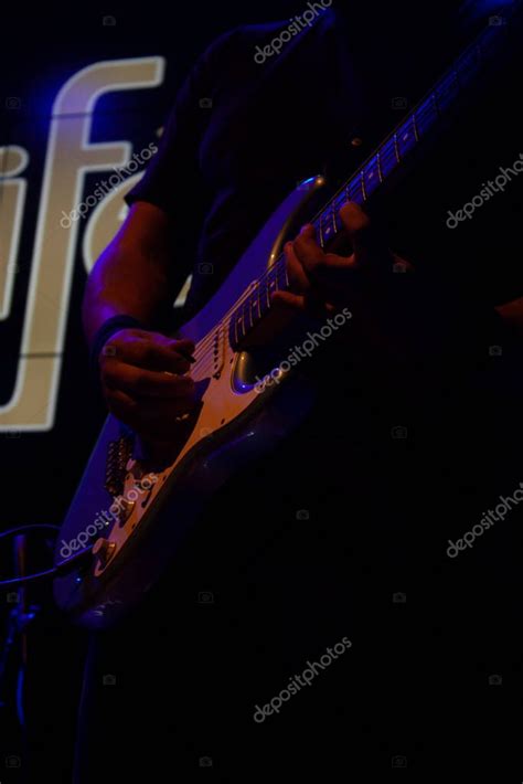 Manos Del Guitarrista Tocando La Guitarra El Ctrica Marcando Huellas Y