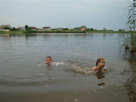 Enfants Se Baignant En Rivière Image stock Image du loisirs nature