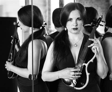 Violin Goddess Anna Gold Foto And Bild Menschen Bilder Auf Fotocommunity