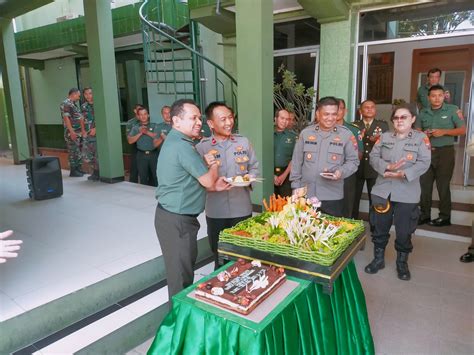 Sambangi Kodim 0832 Kapolsek Tegalsari Beri Ucapan HUT Ke 78 TNI