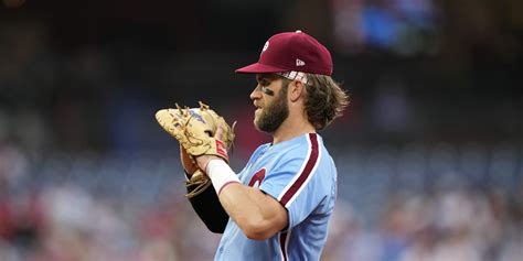 Bryce Harper leaves Phillies' series finale with mid-back spasms