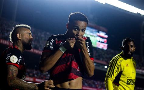 Ninguém segura torcedores do Flamengo vão à loucura gol de