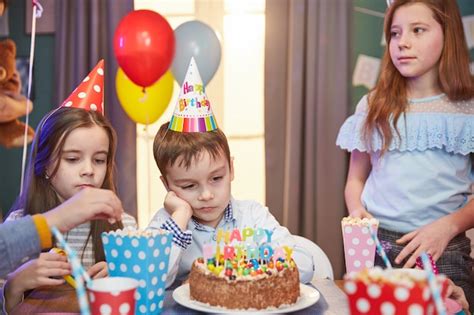 Ni Os Con Gorros De Fiesta Celebrando Un Cumplea Os Foto Premium