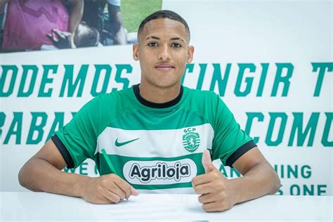 Oficial Luís Gustavo assina contrato profissional o Sporting