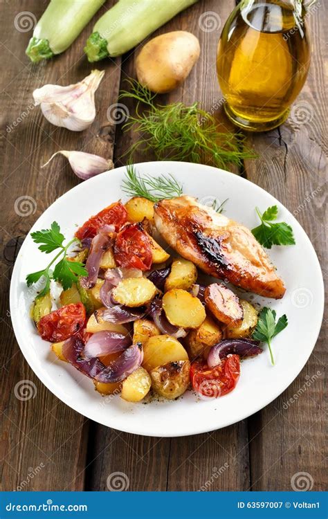 Vegetais E Carne Cozidos Da Galinha Imagem De Stock Imagem De Prato