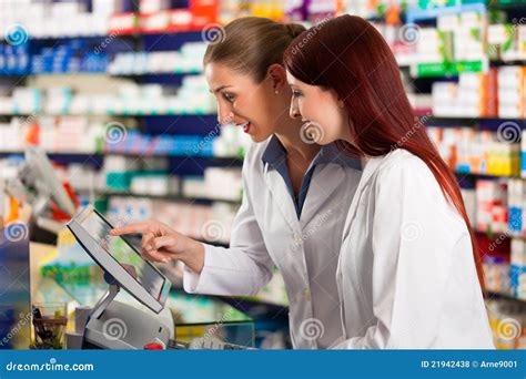 Apotheker Mit Assistenten In Der Apotheke Stockfoto Bild Von