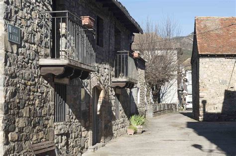 Fotos Del Pueblo M S Peque O De Huesca Con Habitantes Y Un Paisaje