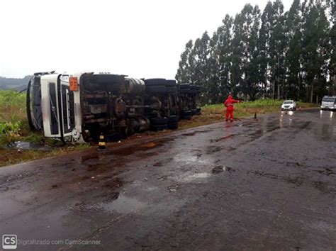 Biodiesel derrama após caminhão tombar na PR 180 em Marmeleiro Grupo