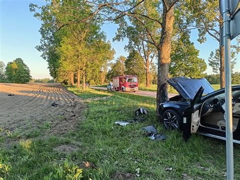 Wypadek Na Dk Nr Ko O Objezierza Audi Uderzy O W Drzewo Zdj Cia