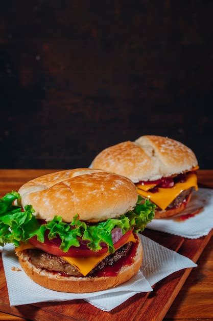 Deliciosos Hambúrgueres Com Bacon E Queijo Cheddar E Com Alface Tomate