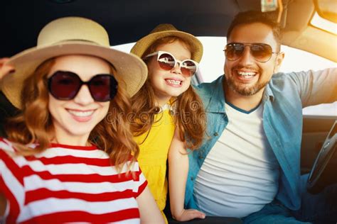 Familia Feliz En Viaje Auto Del Viaje Del Verano En Coche En La Playa