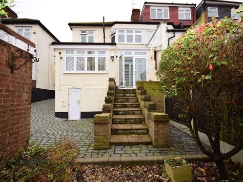 3 Bed Semi Detached House To Rent In Westview Drive Woodford Green Ig8