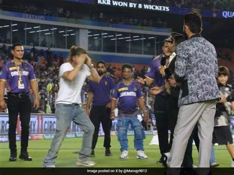 Viral Video Shah Rukh Khan Instantly Regrets Mistake During Lap Of