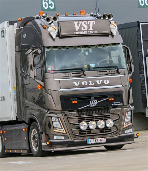Lage zonneklep voor Volvo FH4 - Go-in-Style.nl