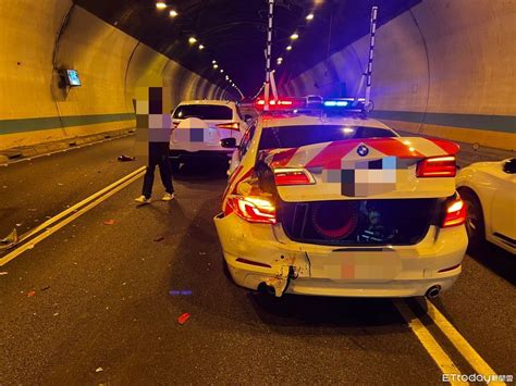 國3中和隧道遊覽車撞紅斑馬！驚悚影片曝警車再推撞休旅車 Ettoday社會新聞 Ettoday新聞雲