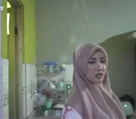 Jadi Artis Terkaya Di Indonesia Intip Potret Rumah Masa Kecil Rey