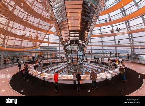 La terraza de la azotea y la cúpula del Reichstag el edificio del