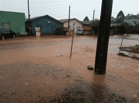 Temporal provoca destelhamentos alagamentos e queda de árvores em SC