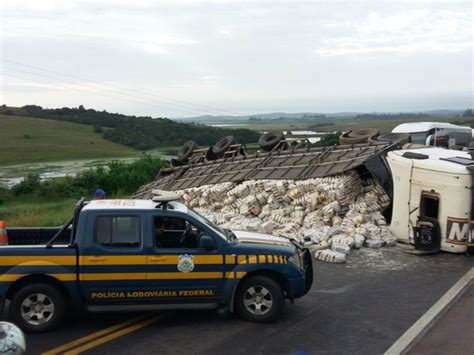 G1 Carreta Tomba Espalha Carga De Arroz E Bloqueia BR 116 No RS