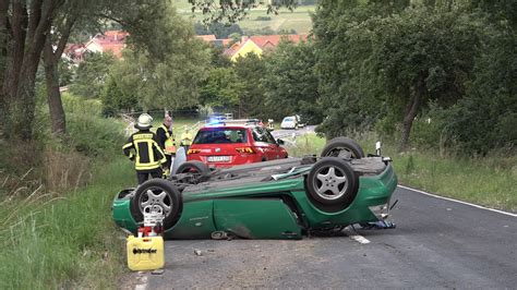 NonstopNews Mercedes Cabrio Kommt In Kurve Von Fahrbahn Ab Und