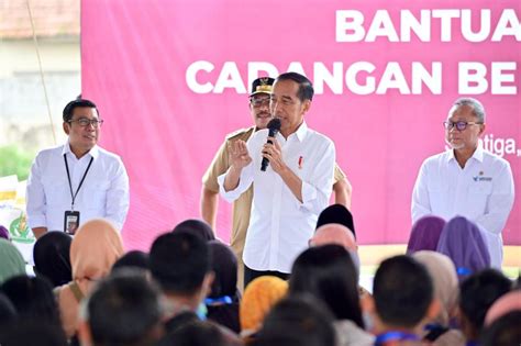 Presiden Jokowi Bagi Bagi Bansos Beras Di Temanggung Republika Online