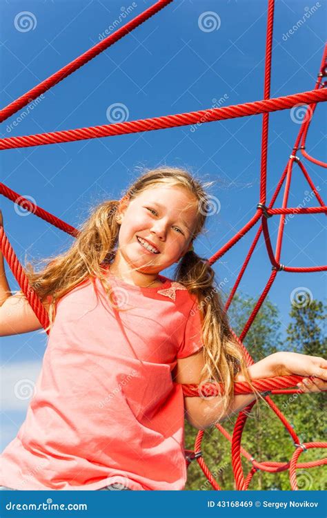 Portrait De Fille De Sourire Blonde Sur Les Cordes Nettes Image Stock