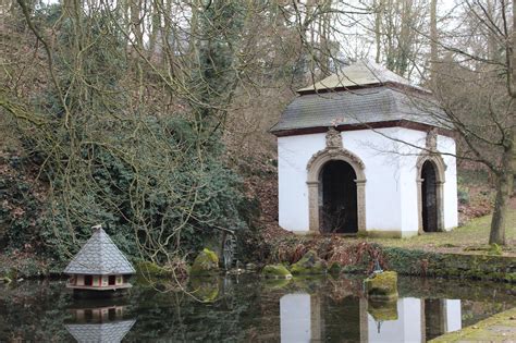 Schlosspark mit Schlösschen Grottenpavillon Freizeitaktivität