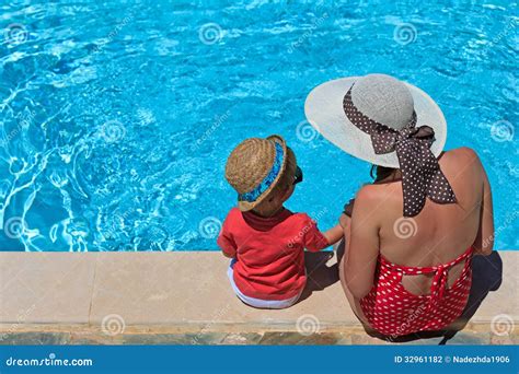 Mutter Und Sohn am Swimmingpool Stockfoto Bild von schätzchen