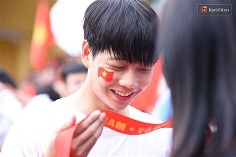 Lê Đức Hot boy trường Y gây chú ý khi xuất hiện trên khán đài cổ vũ Olympic Việt Nam cùng