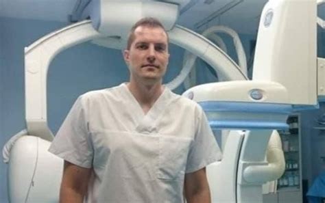 Д-р Станимир Сираков, оперирал мозъка на дете през крака, взе диплома ...