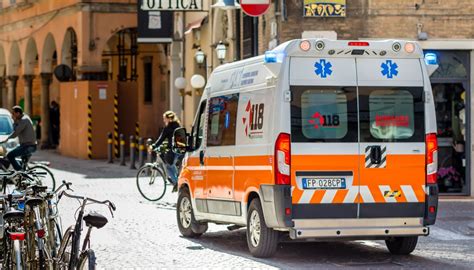 Auto Si Ribalta In Incidente In Galleria Sulla Statale 36 A Mandello