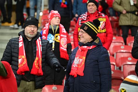 Doping Kibic W Podczas Meczu Widzew D Radomiak Radom Zdj Cia