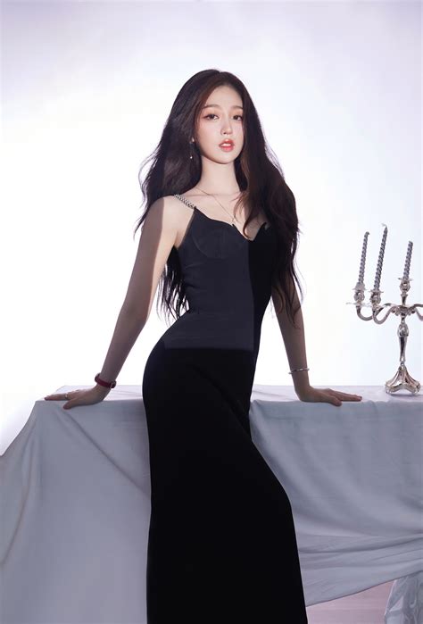 Màn đọ sắc hot nhất Cbiz Triệu Lộ Tư đẹp xuất thần Ngu Thư Hân sexy xịt máu tại sự kiện