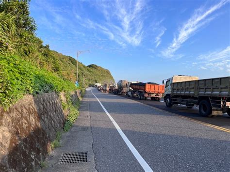 台2線濱海公路水泥車追撞聯結車 駕駛雙腳形卡車內幸救出保命