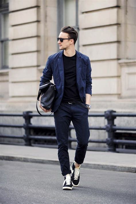 05 Vetement Homme Classe Vetement Homme Tendance Costume En Bleu Nuit T Shirt Noir Lunettes De