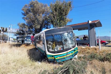 Tr Iler Choc A Cami N Suburbano En La Parada De La Polit Cnica