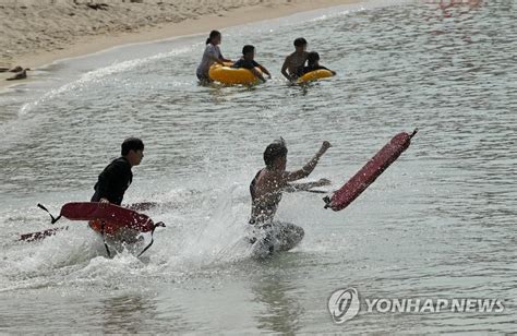 훈련하는 해수욕장 수상안전요원들 연합뉴스