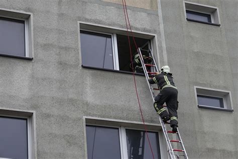 Rettung über Feuerwehrleiter Einsatz in Neuplanitz war nur Übung