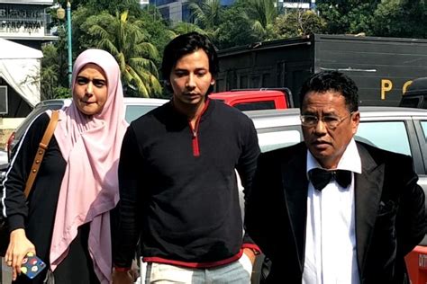 Fairuz A Rafiq Menangis Saat Laporkan Galih Ginanjar Ke Polisi