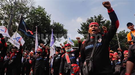 Demo Di Patung Kuda Buruh Tuntut Upah Minimum Naik Persen Pada